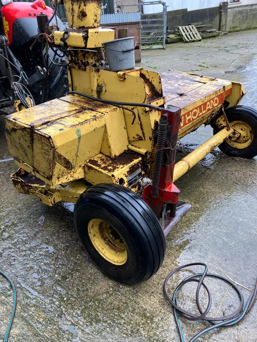 New Holland 339 trailing harvester - Image 2