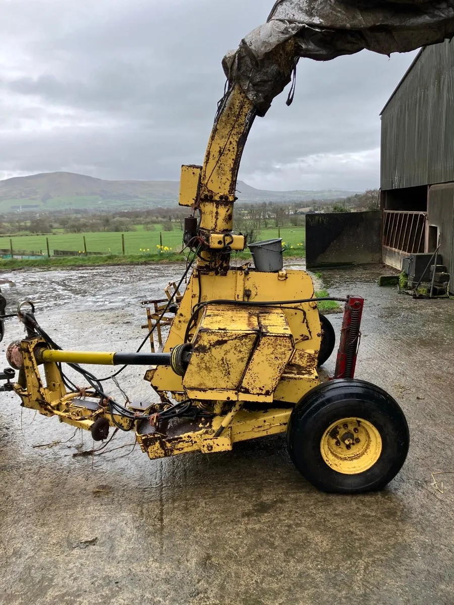 New Holland 339 trailing harvester - Image 1