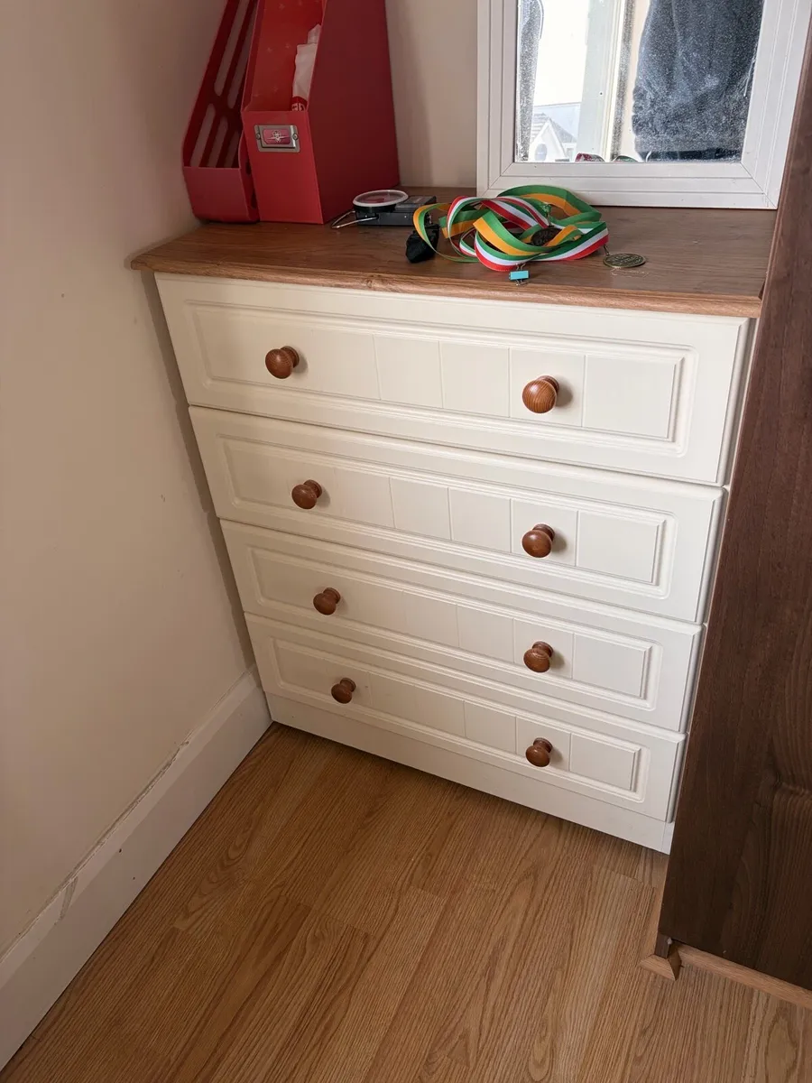 Chest of drawers