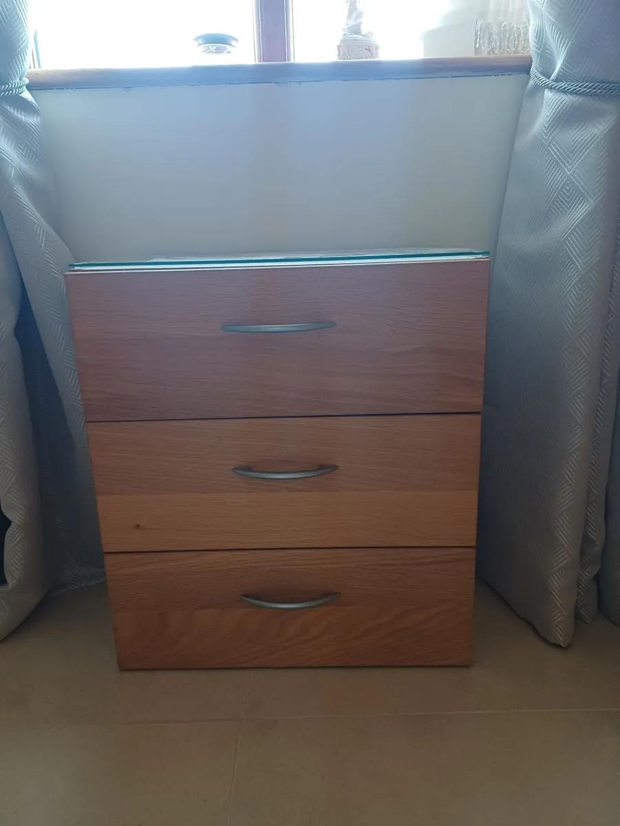 Two Bedside cabinets & lamps - Image 1