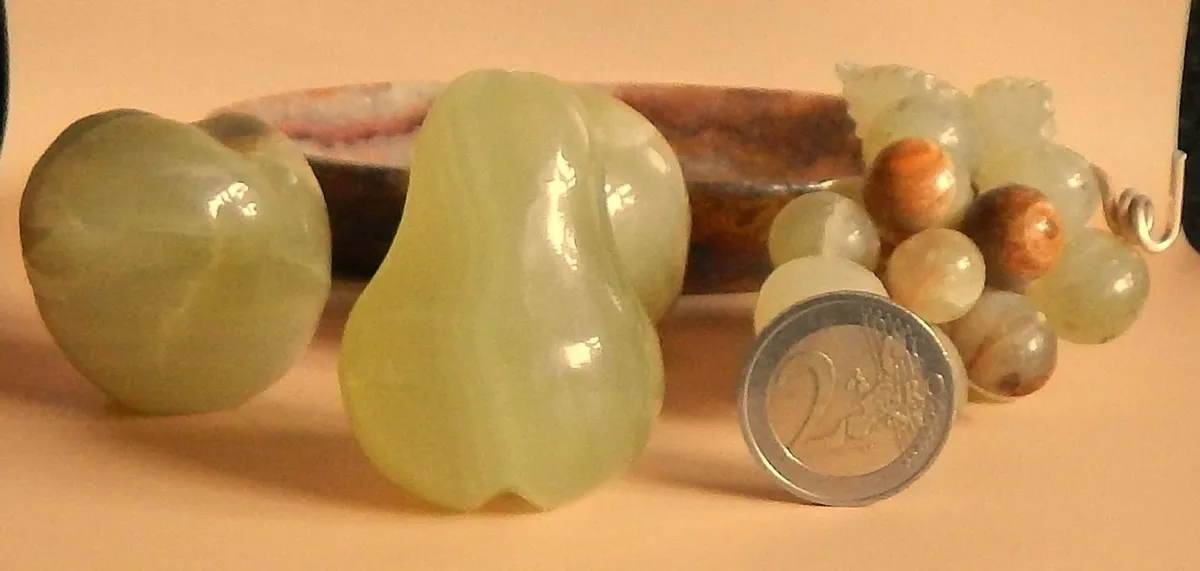 Selection of Small Onyx Pieces Including Tray - Image 3