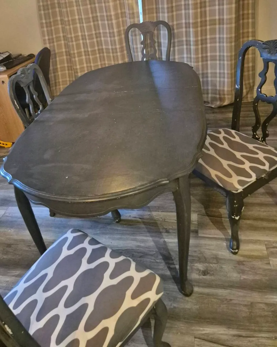 Table and chairs - Image 1