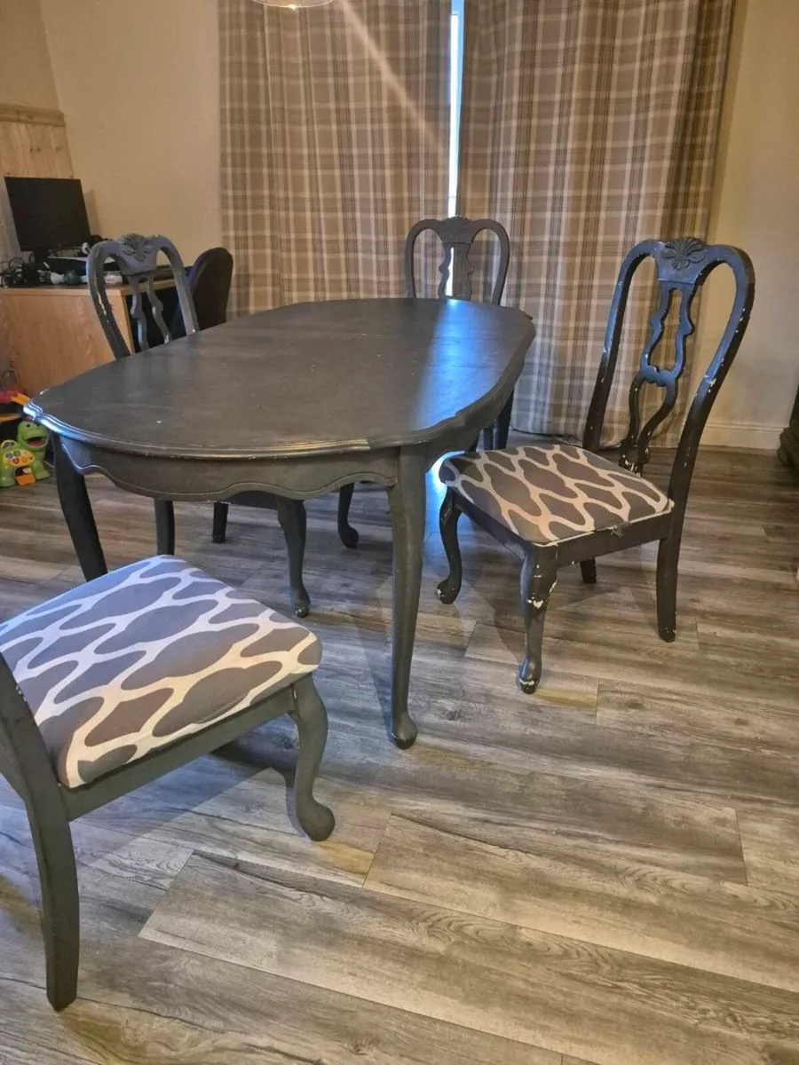 Table and chairs - Image 2