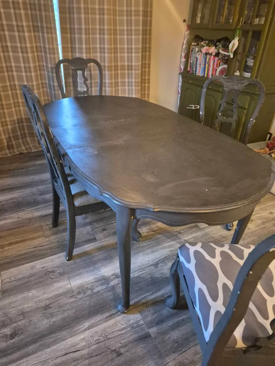 Table and chairs - Image 3