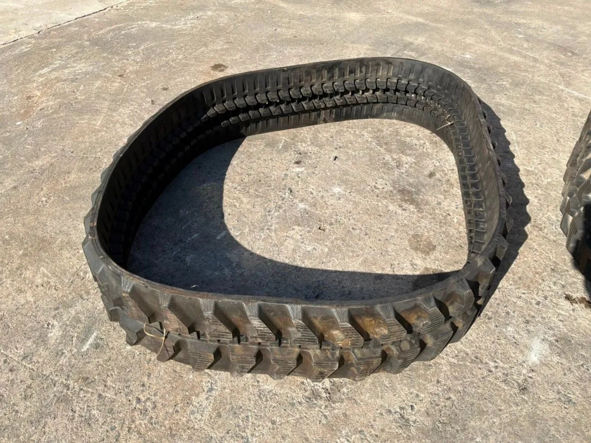 UNUSED 300 x 52.5 x 84 RUBBER TRACKS.......1797. - Image 3