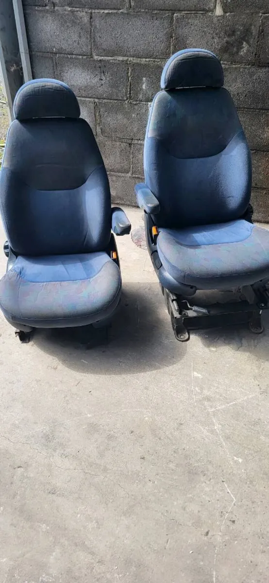 Swivel seats - Image 1