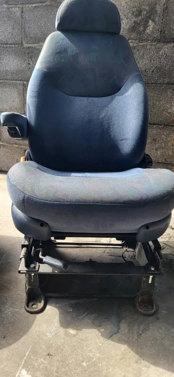 Swivel seats - Image 2