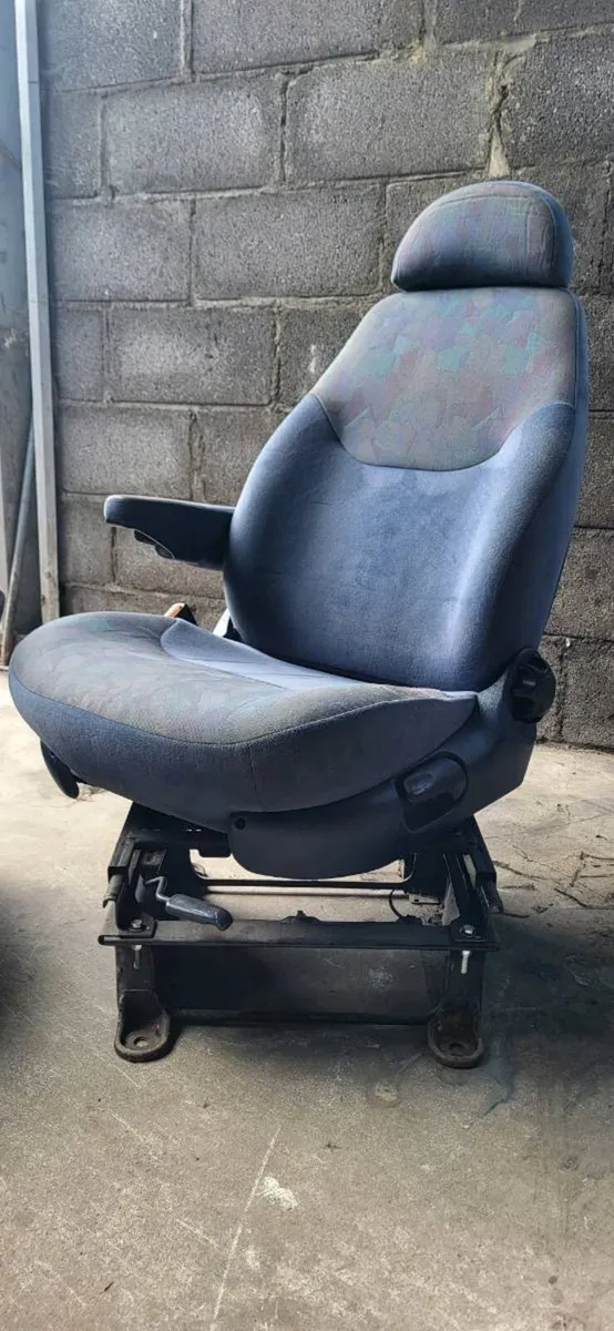 Swivel seats - Image 3