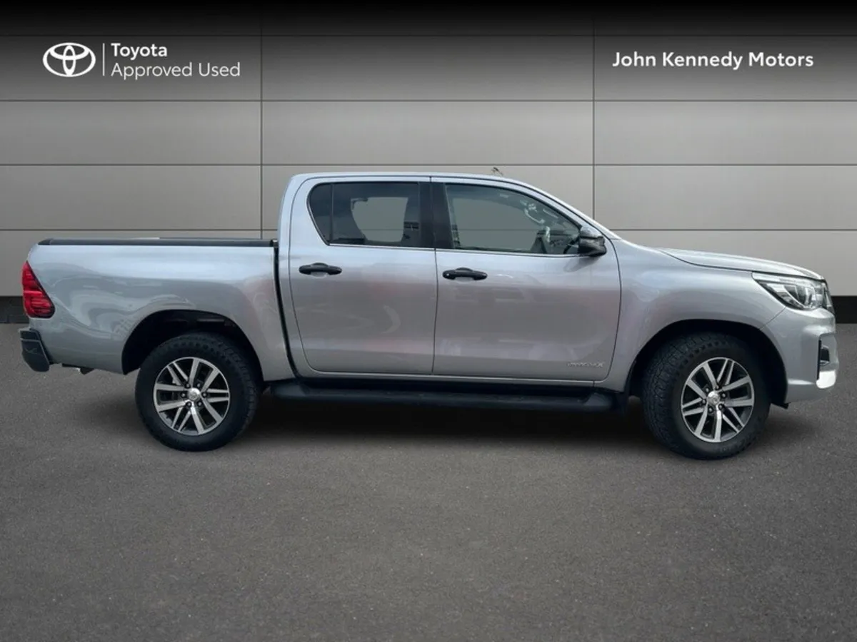 Toyota Hilux DCAB INVINCIBLE AT 4DR A AUTO - Image 3