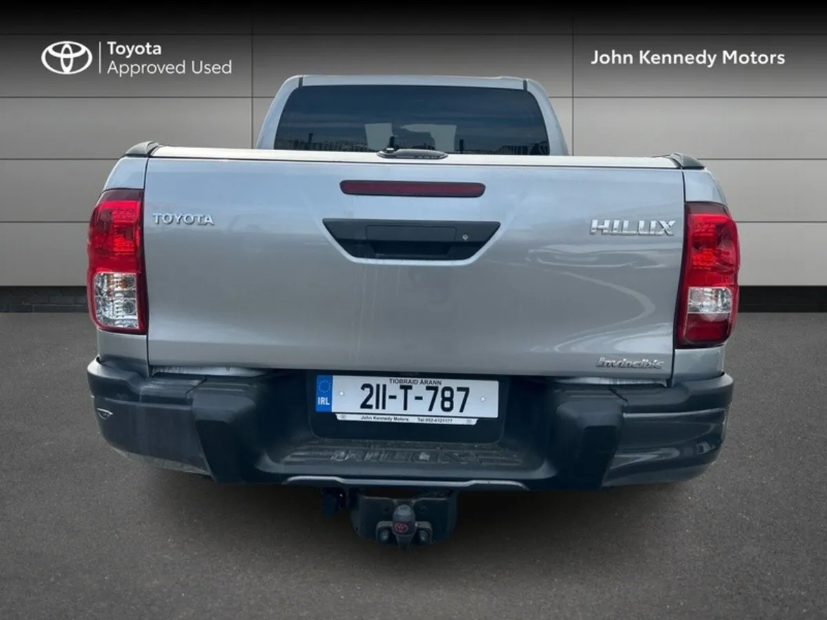Toyota Hilux DCAB INVINCIBLE AT 4DR A AUTO - Image 4