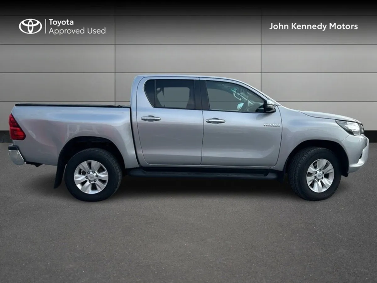 Toyota Hilux DOUBLE CAB SR5 - Image 3