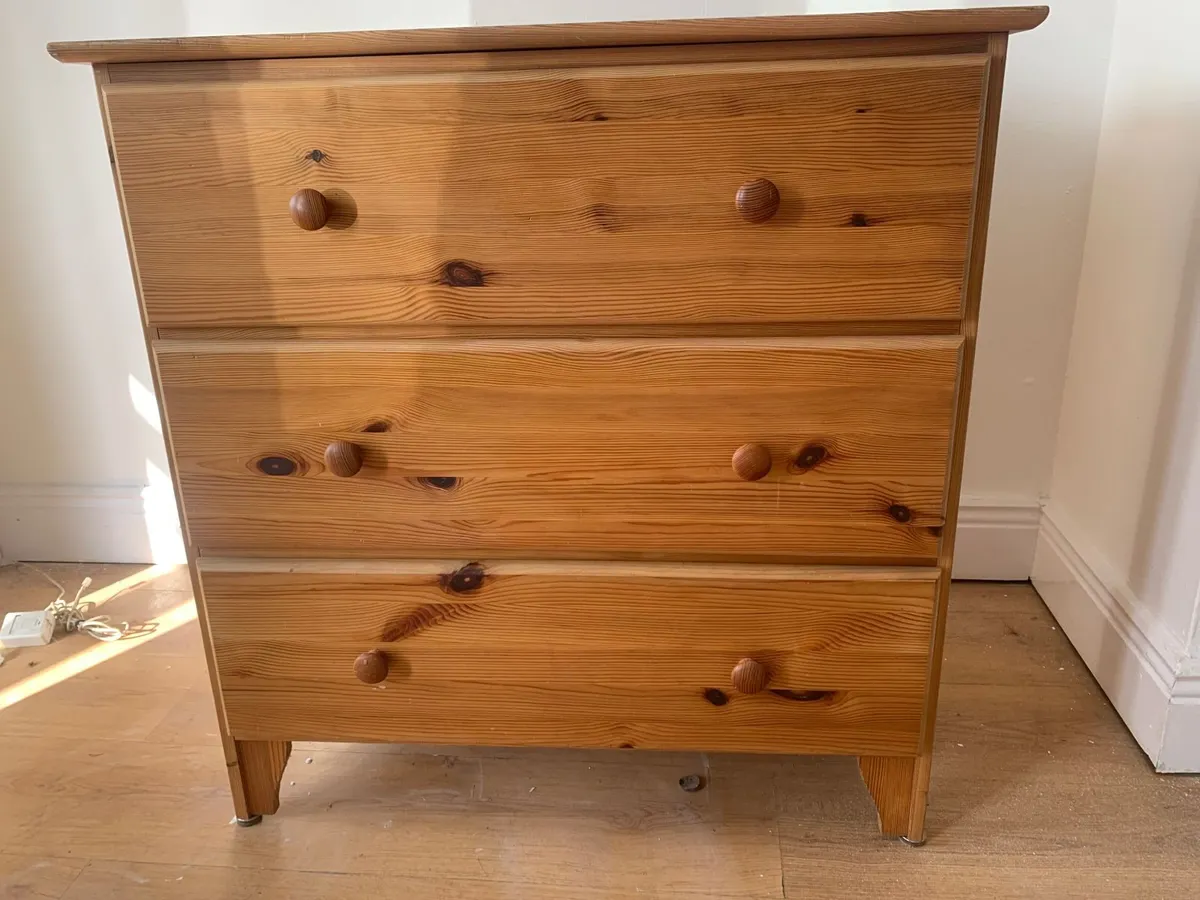 Pine chest of drawers and bedside lockers - Image 1