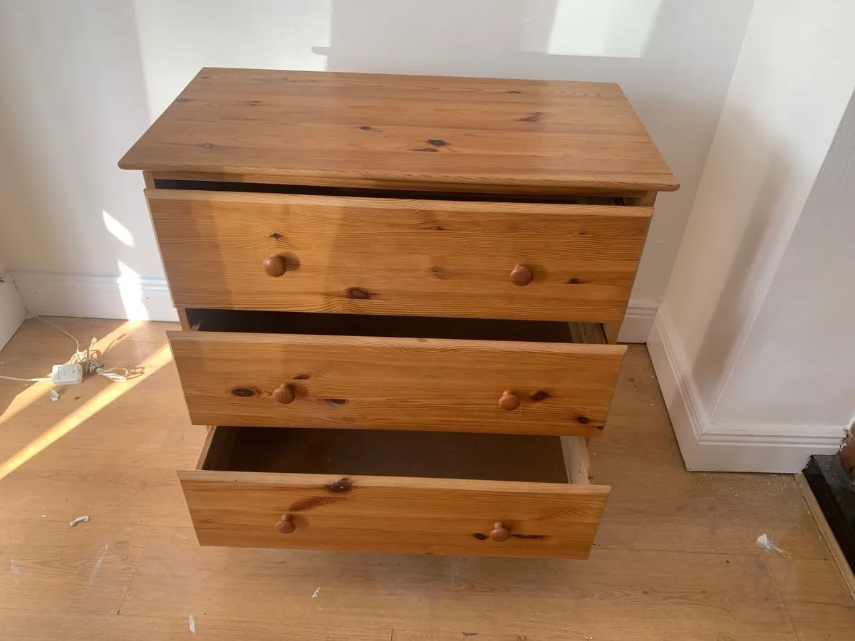 Pine chest of drawers and bedside lockers - Image 2