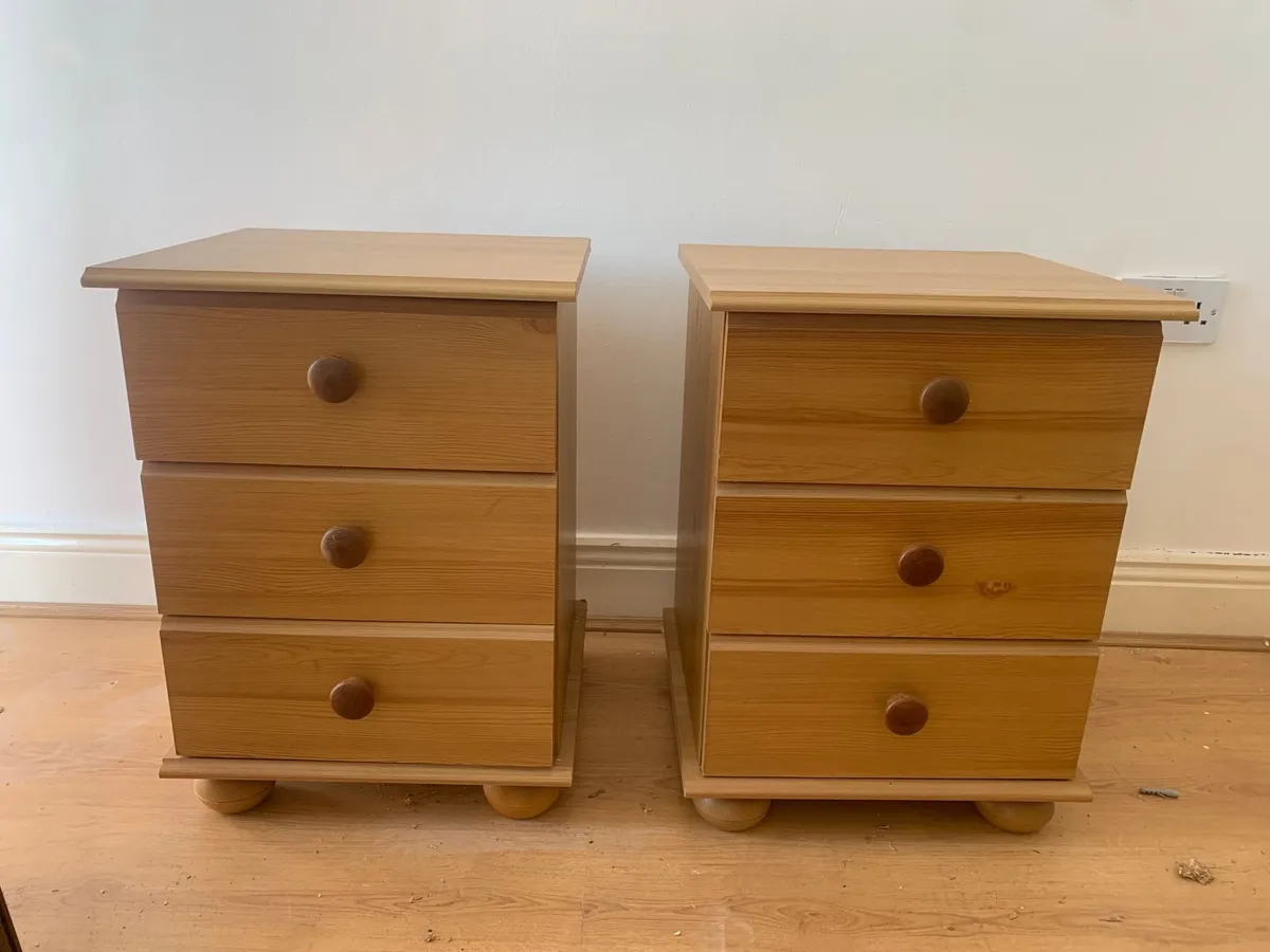 Pine chest of drawers and bedside lockers - Image 3