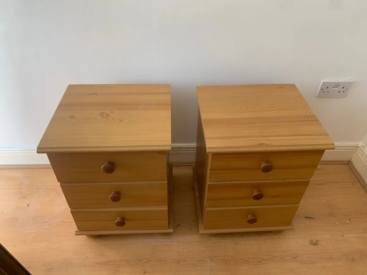 Pine chest of drawers and bedside lockers - Image 4