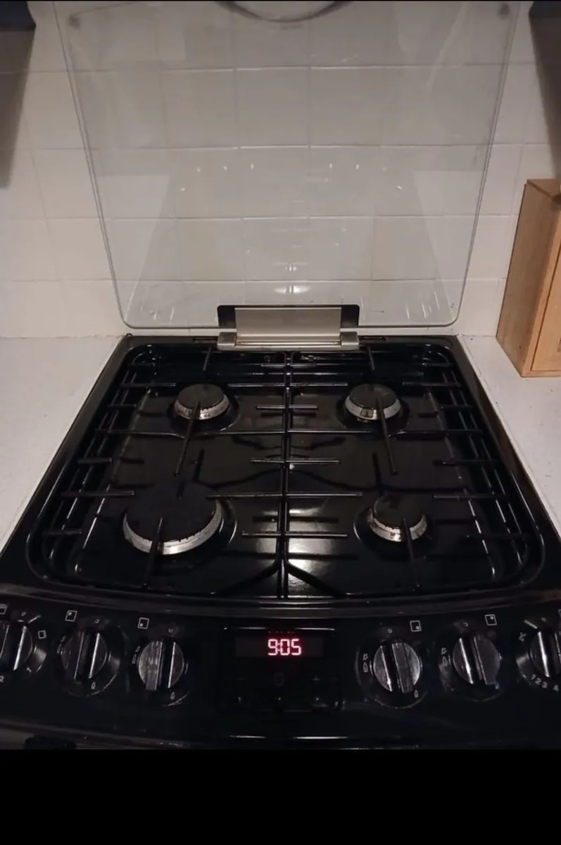 Price Drop Zanussi gas cooker Model ZCG3250BA Main - Image 3