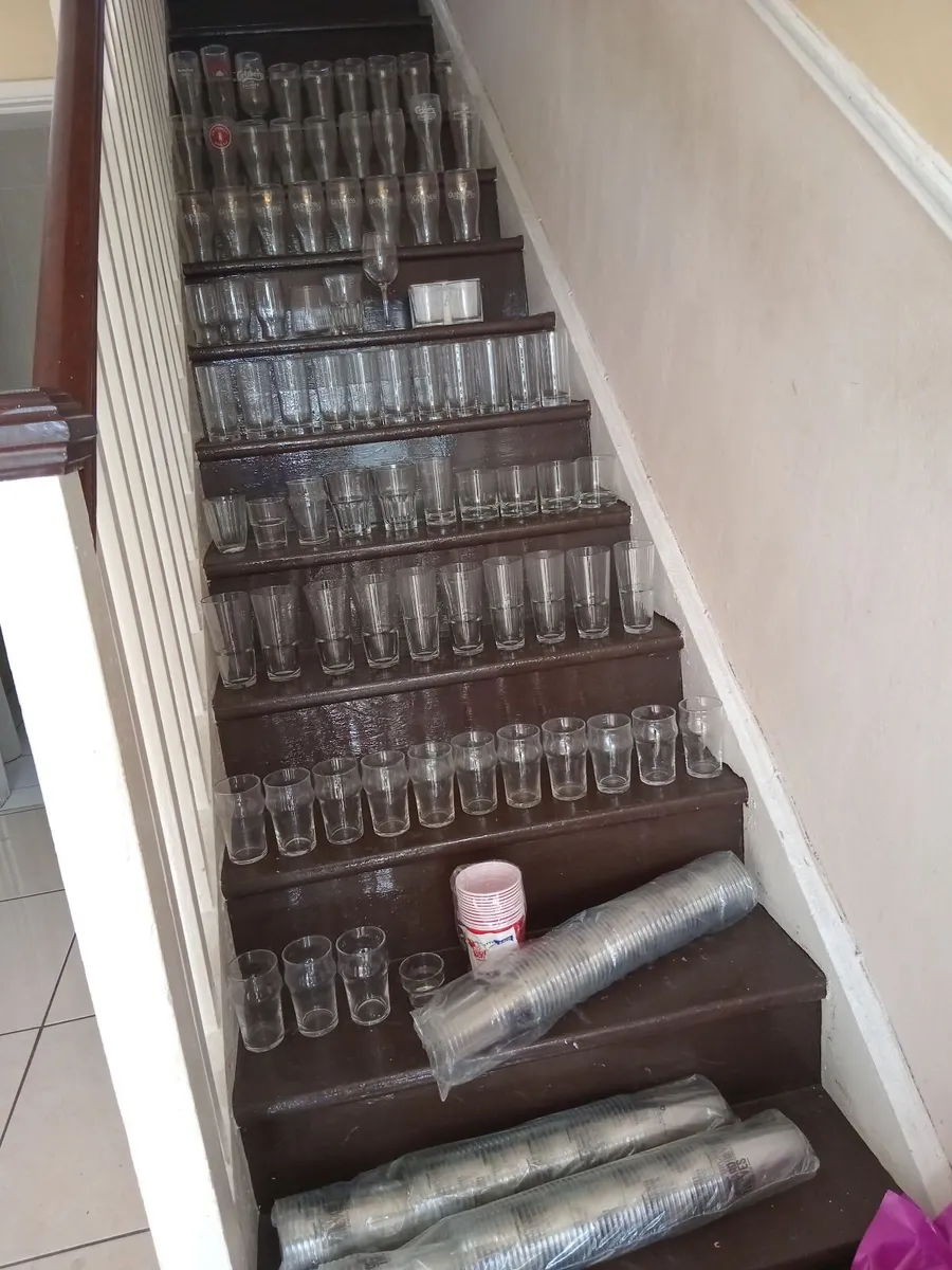 80 GLASSES & 150 NEW PLASTIC PINT GLASSES