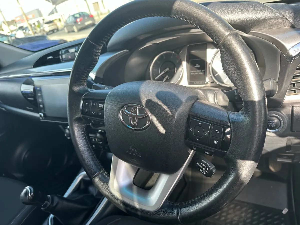 Toyota hilux invincible - Image 4