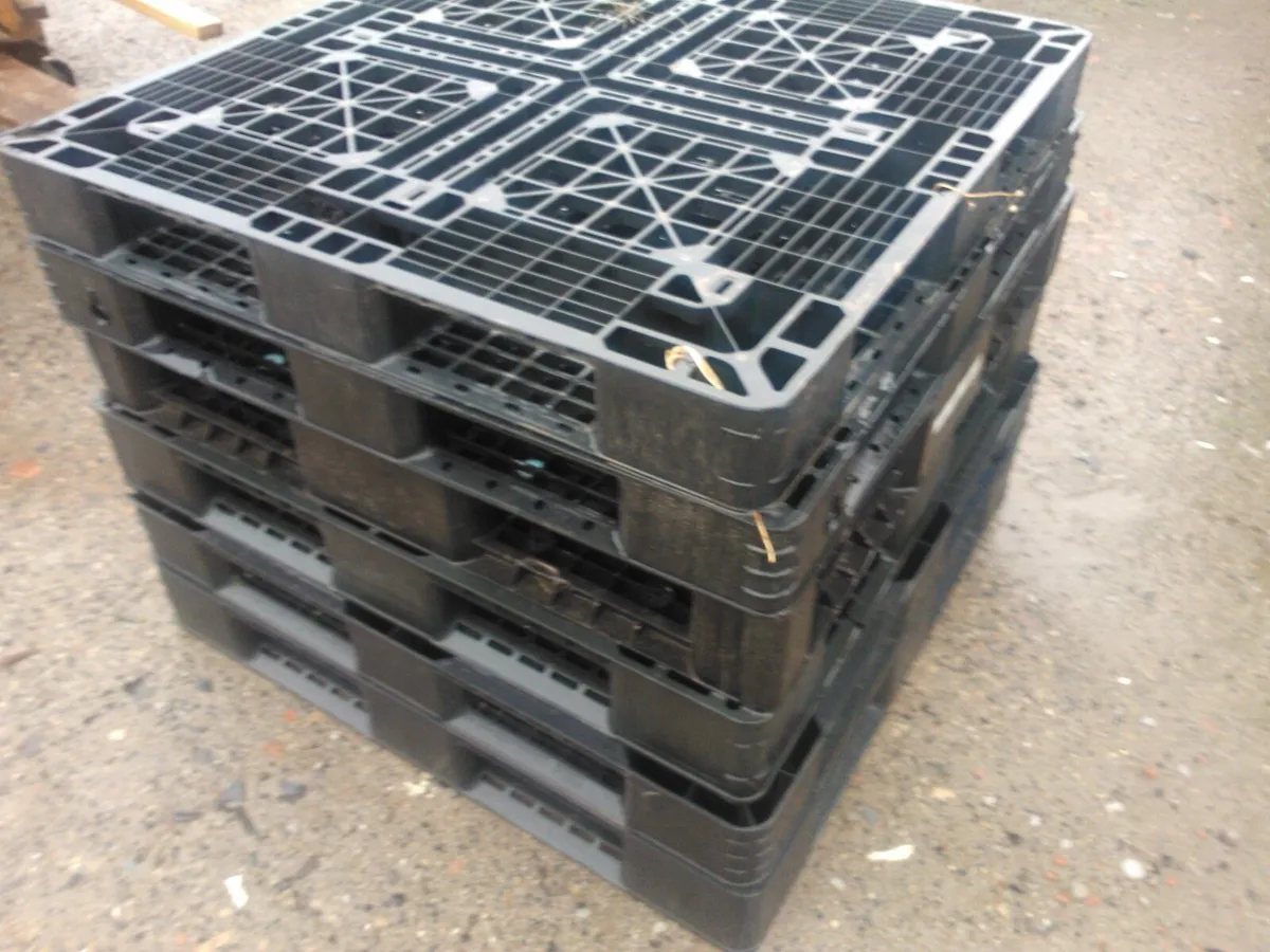Plastic pallets for stacking turf firewood - Image 1