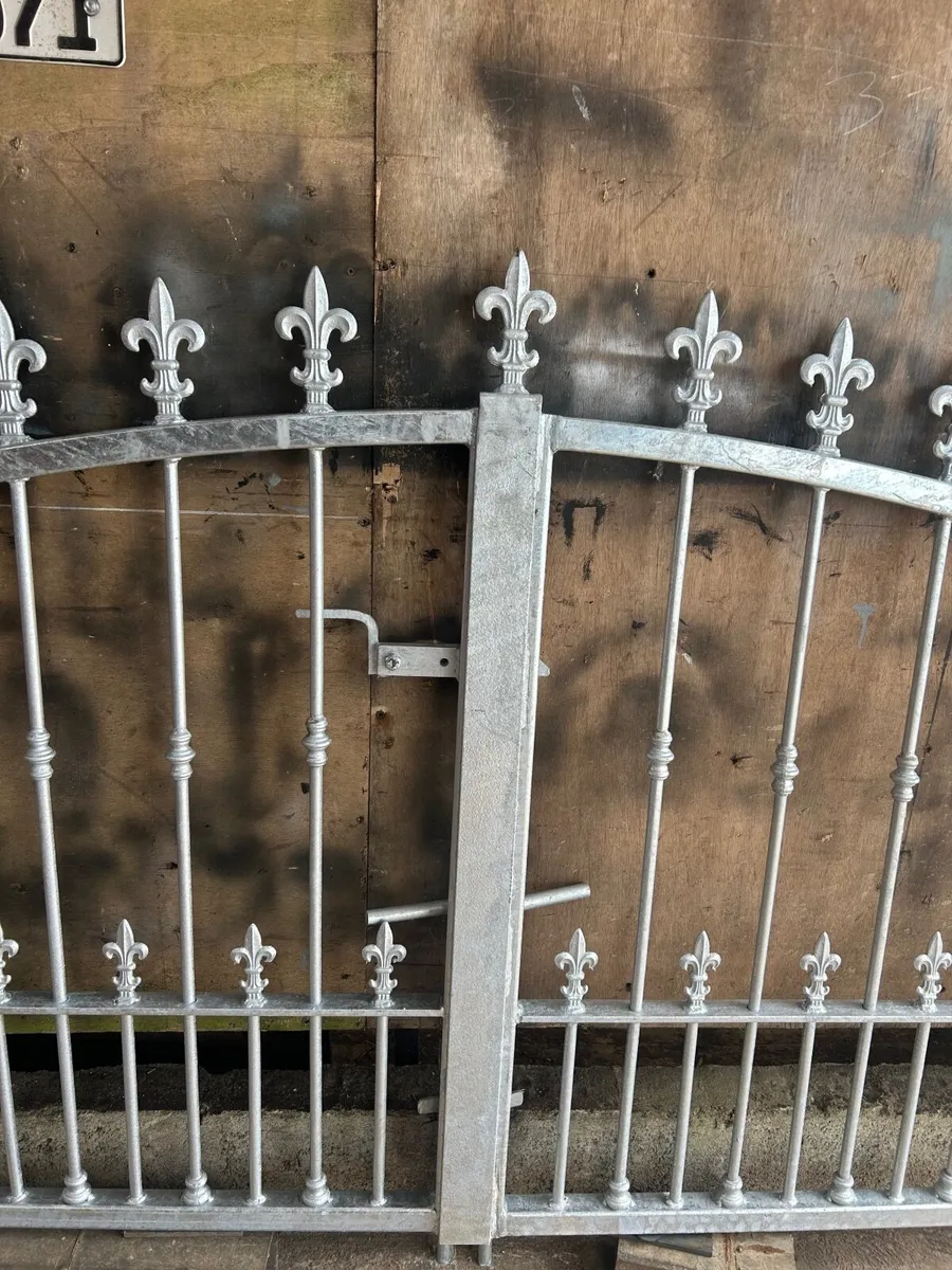 ENTRANCE GATES - Image 4