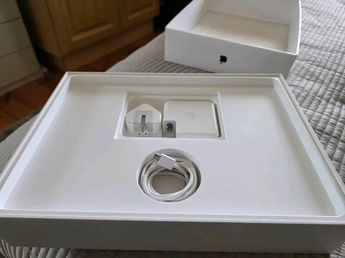 Macbook Pro 13" - Image 4