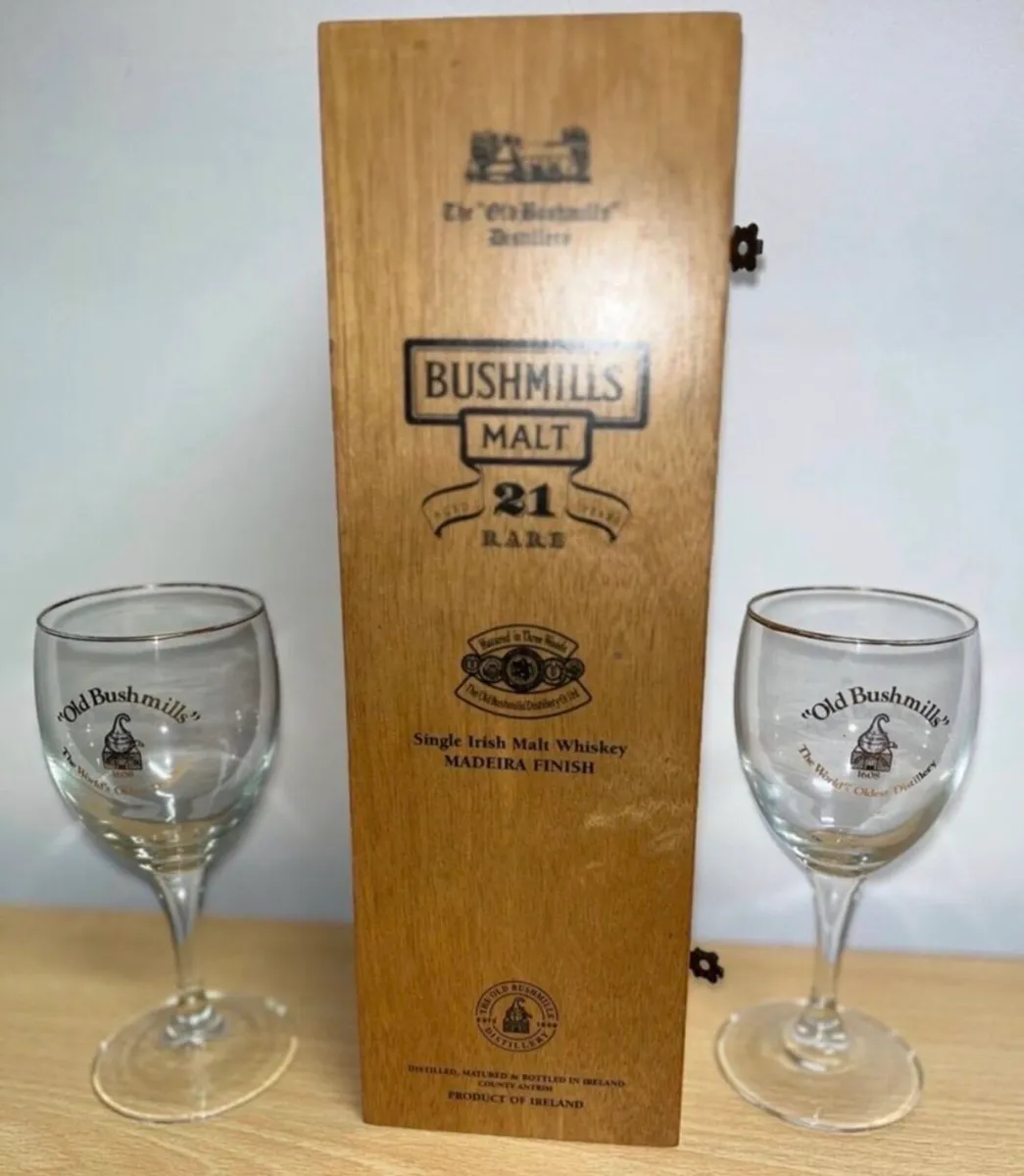 Bush Whisky case and 2 Vinatge glasses - Image 1