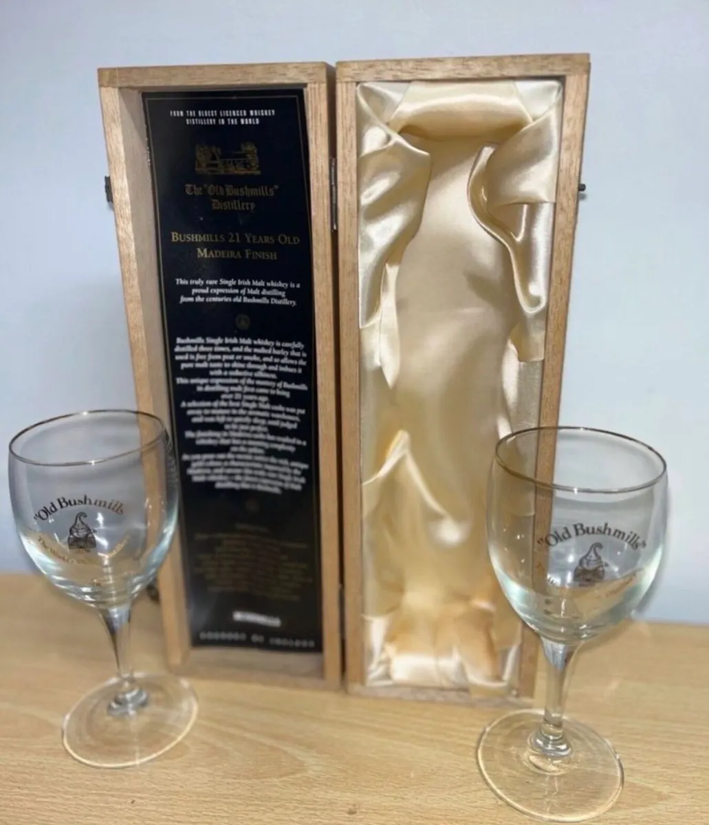 Bush Whisky case and 2 Vinatge glasses - Image 2
