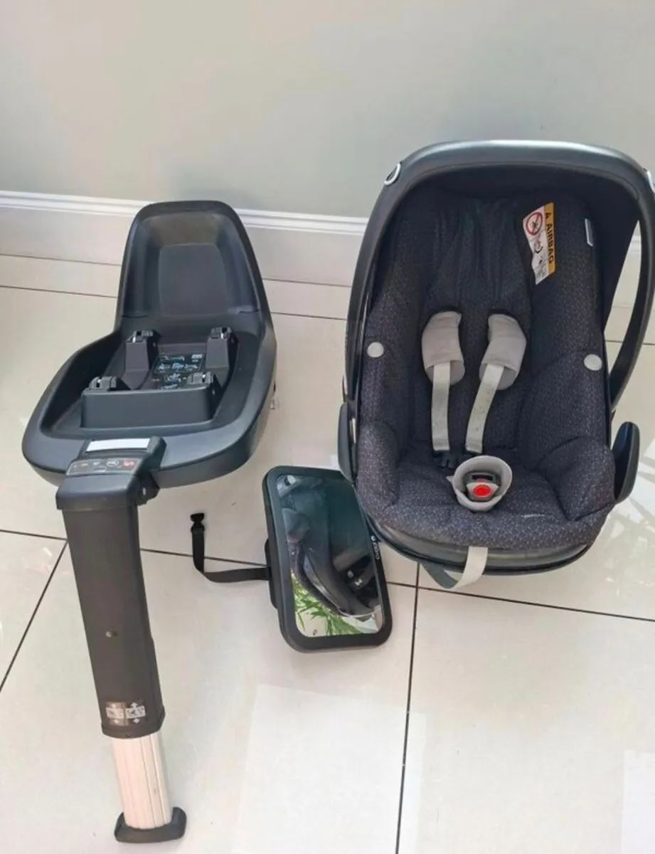 Maxi Cosy Baby Car Seat & ISOFIX, baby insert plus - Image 1