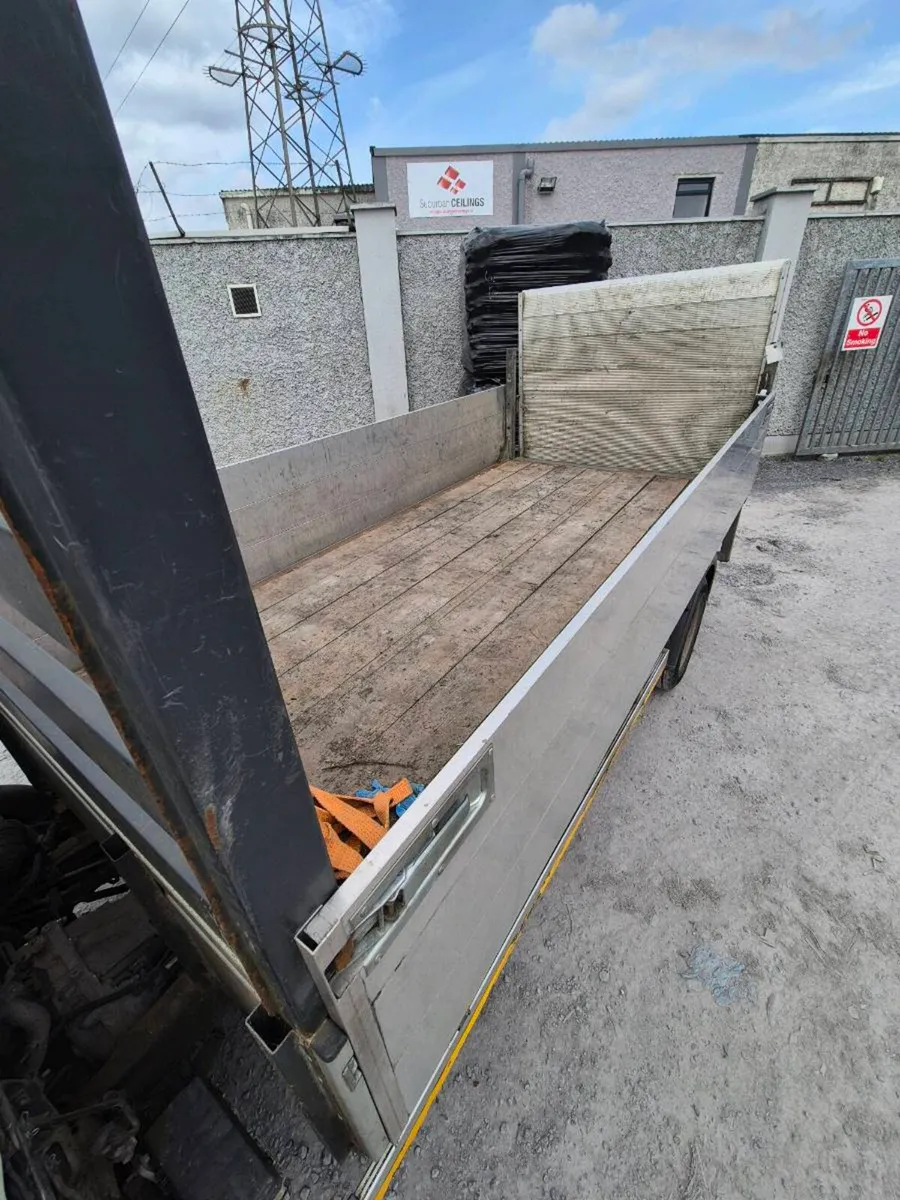 Isuzu dropside tail lift - Image 4