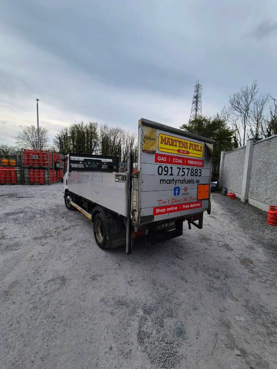 Isuzu dropside tail lift - Image 3