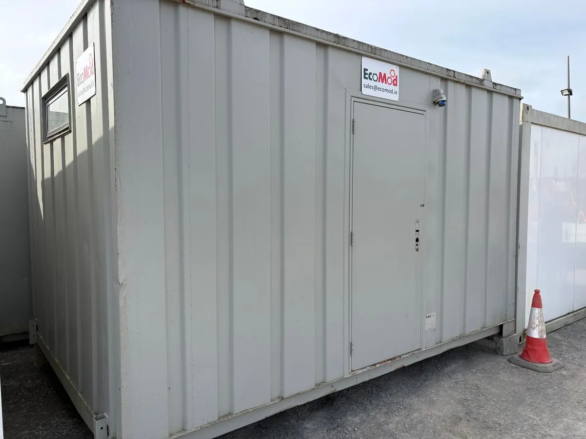 4.2m x 3m Urinal House Excellent Condition - Image 1