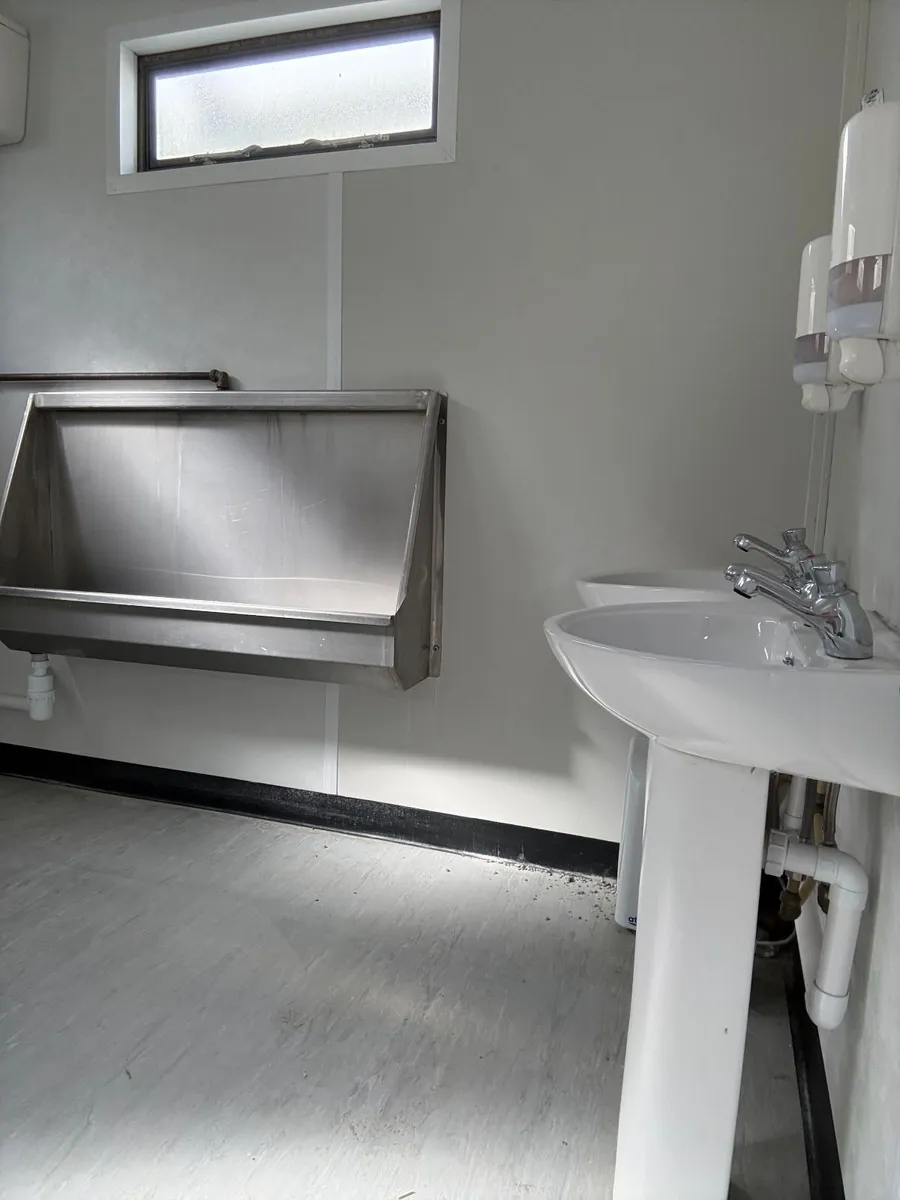 4.2m x 3m Urinal House Excellent Condition - Image 4