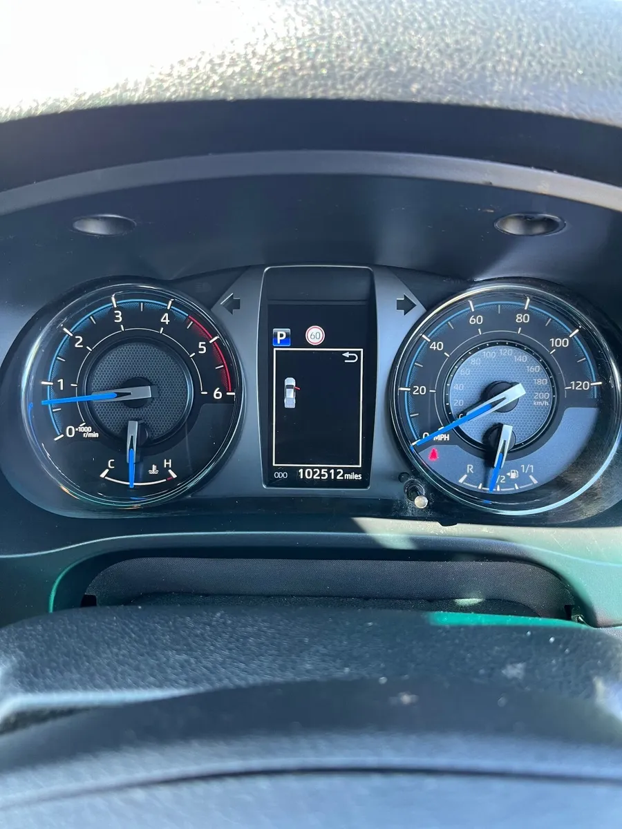 Toyota Hilux 2021 - Image 2