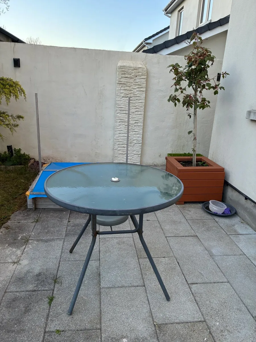 Patio table - Image 1
