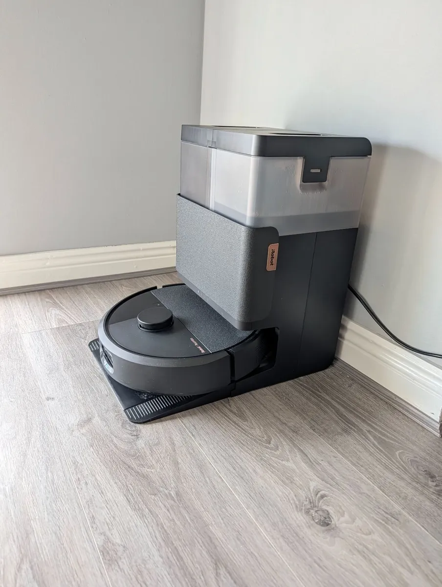 iRobot Roomba Plus 505 Combo + AutoWash Dock - Image 1