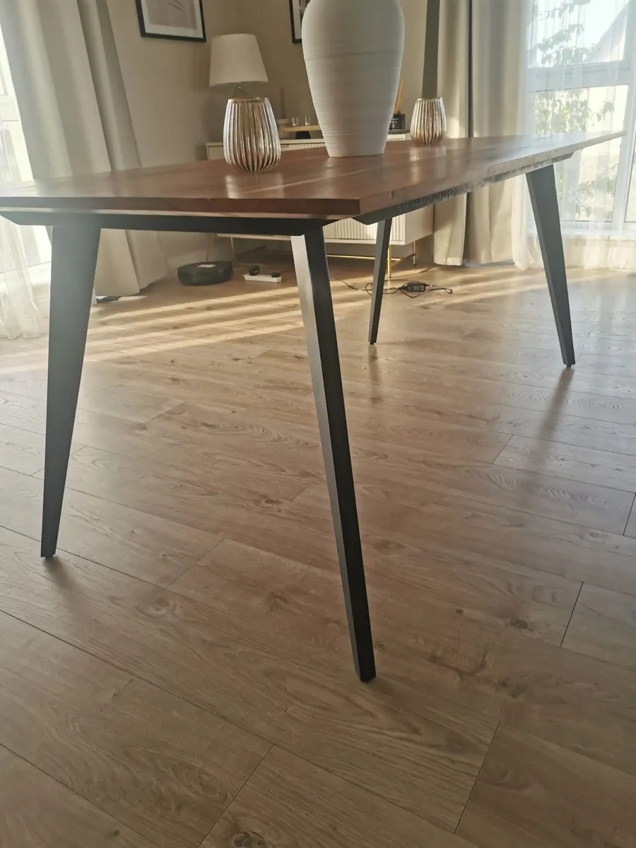 Dining table - Image 1