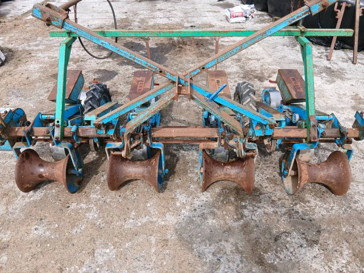 4 Row Beet/Turnip seeder/sower and steerage Hoe - Image 2
