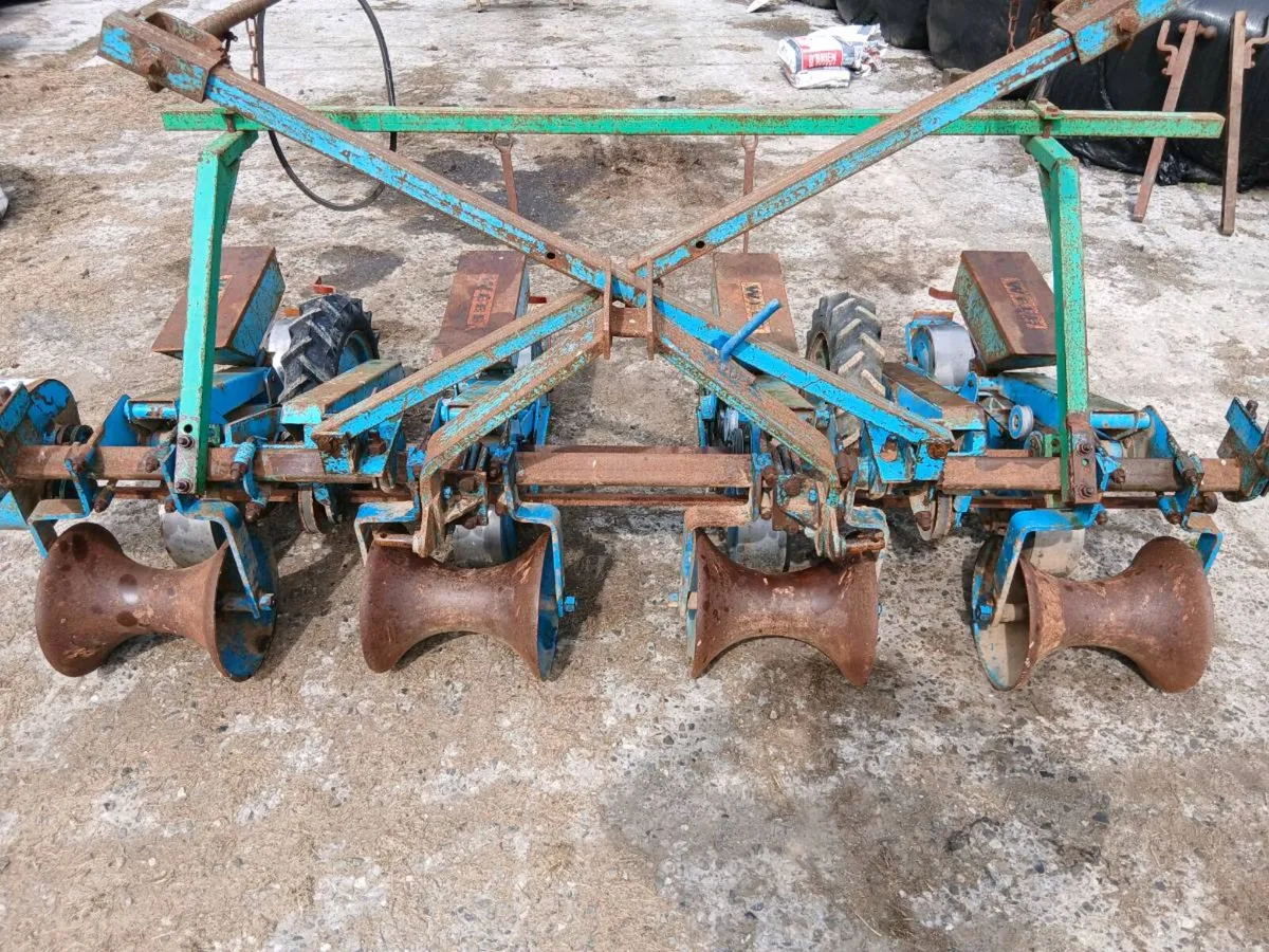 4 Row Beet/Turnip seeder/sower and steerage Hoe - Image 1