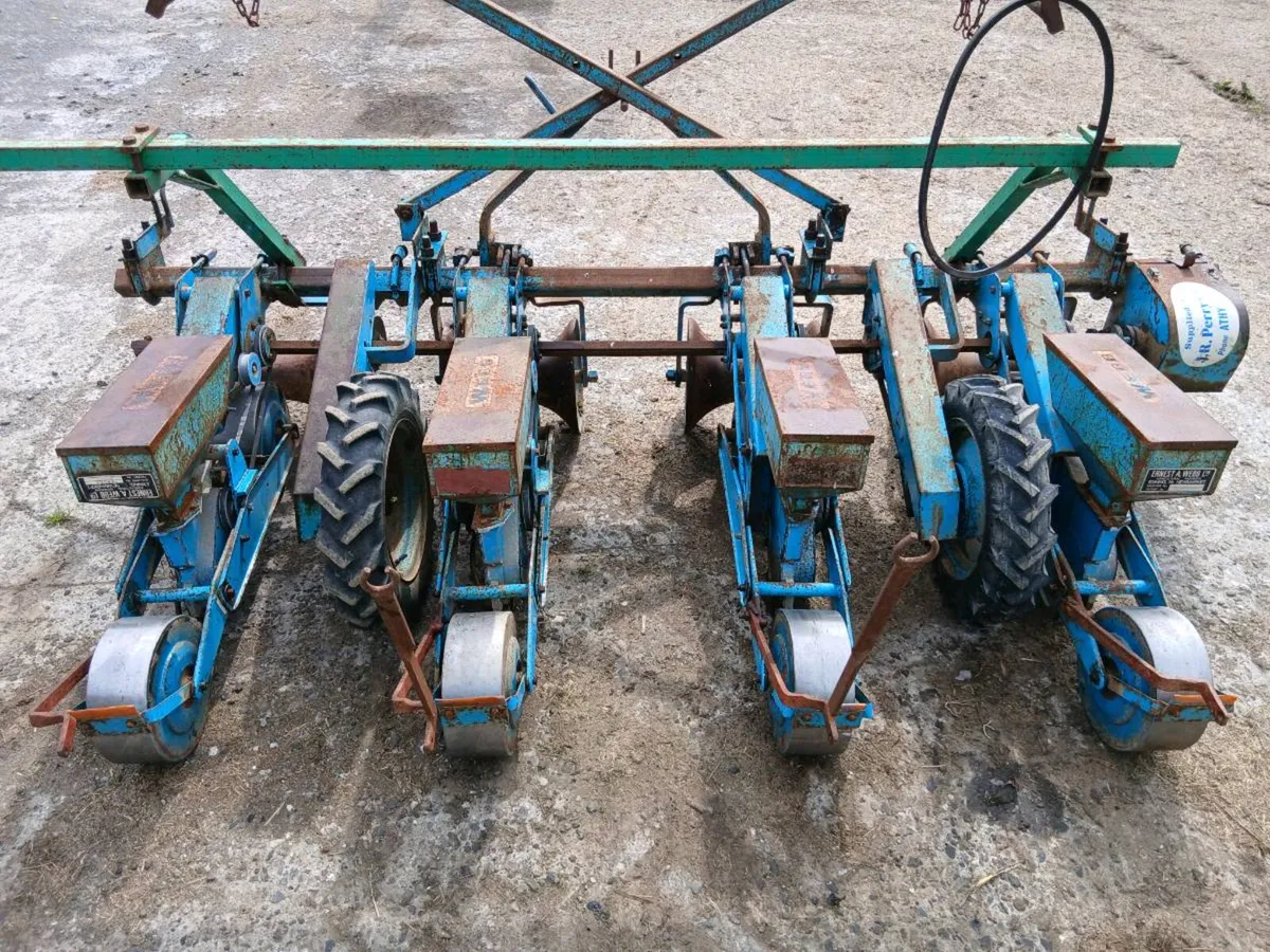 4 Row Beet/Turnip seeder/sower and steerage Hoe - Image 4