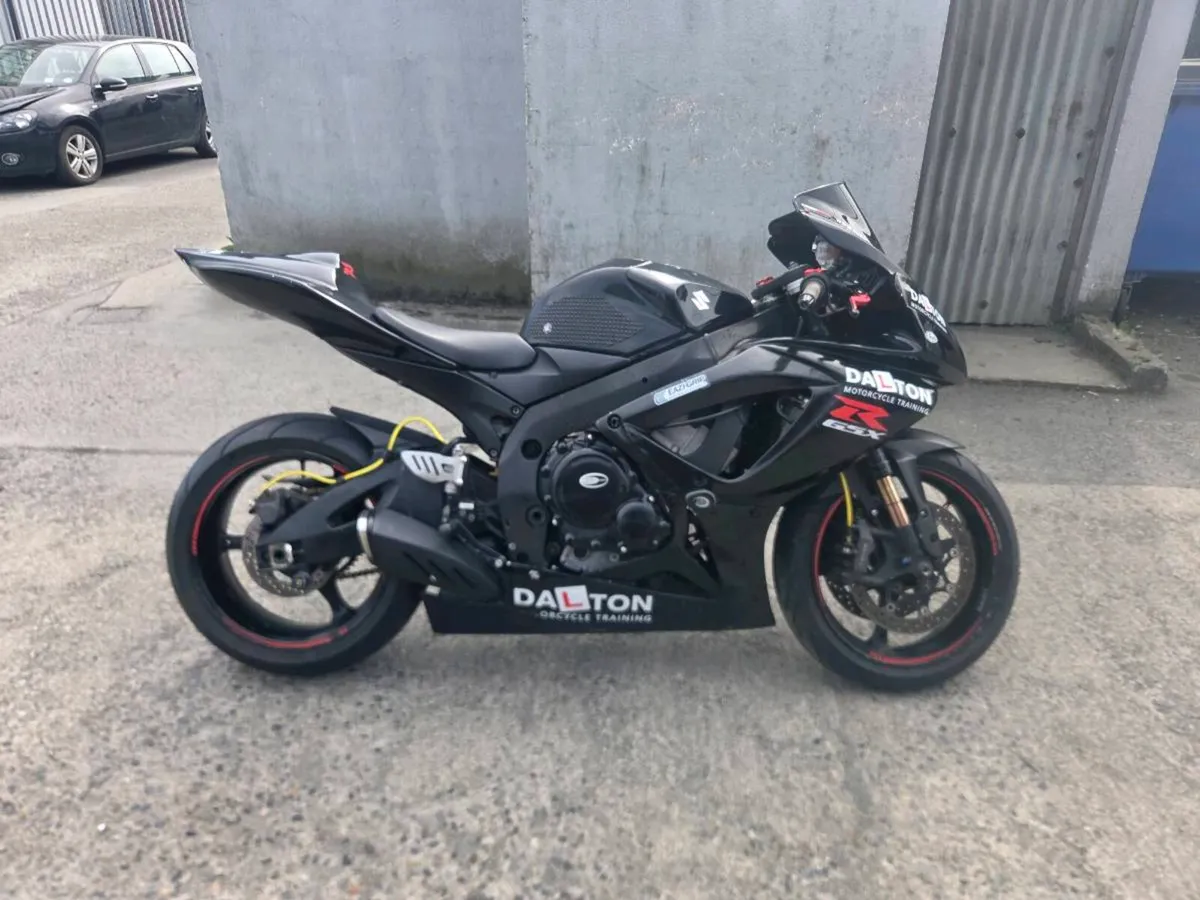 Suzuki GSXR 750 K7 track bike. - Image 1