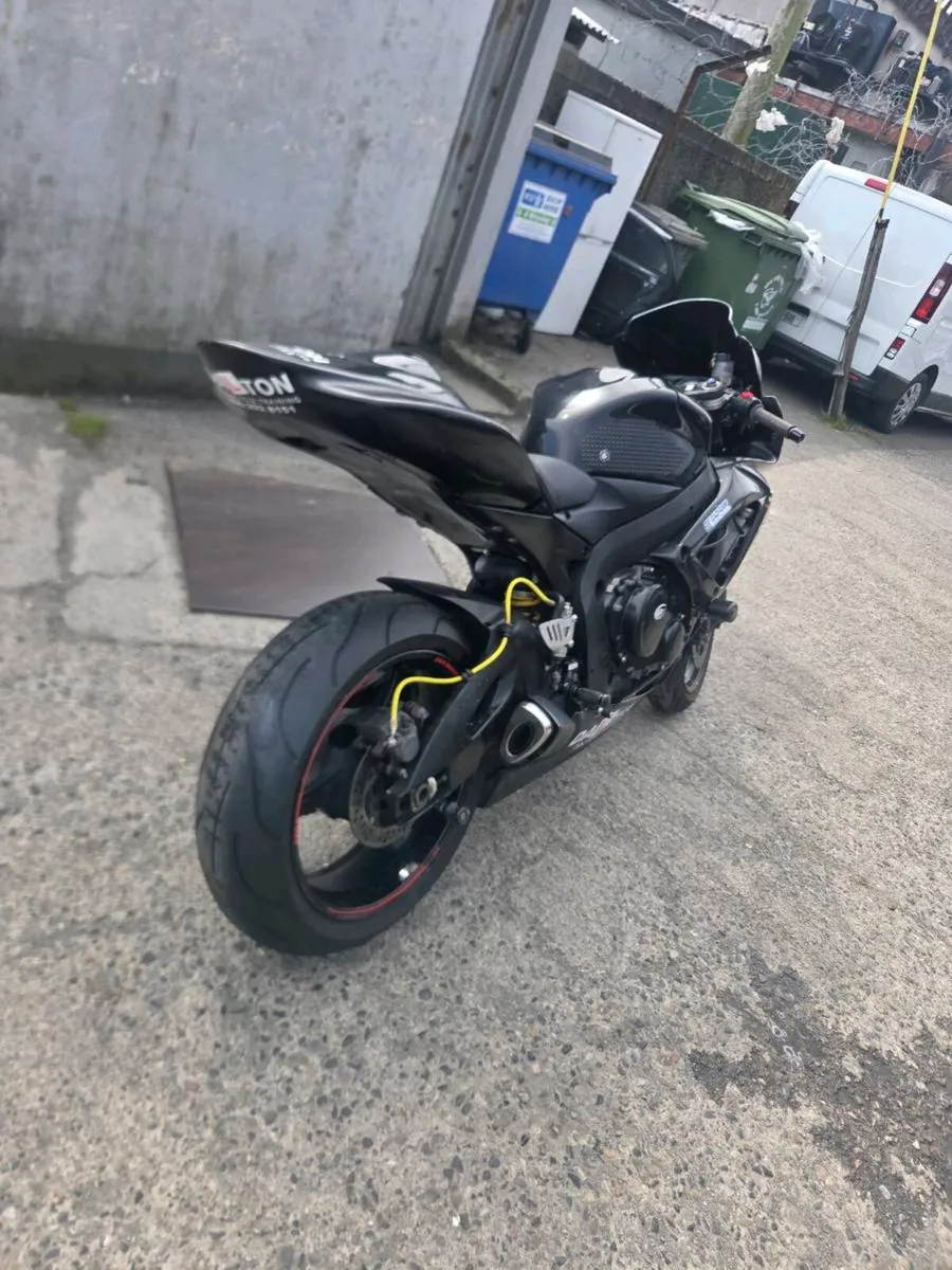 Suzuki GSXR 750 K7 track bike. - Image 3