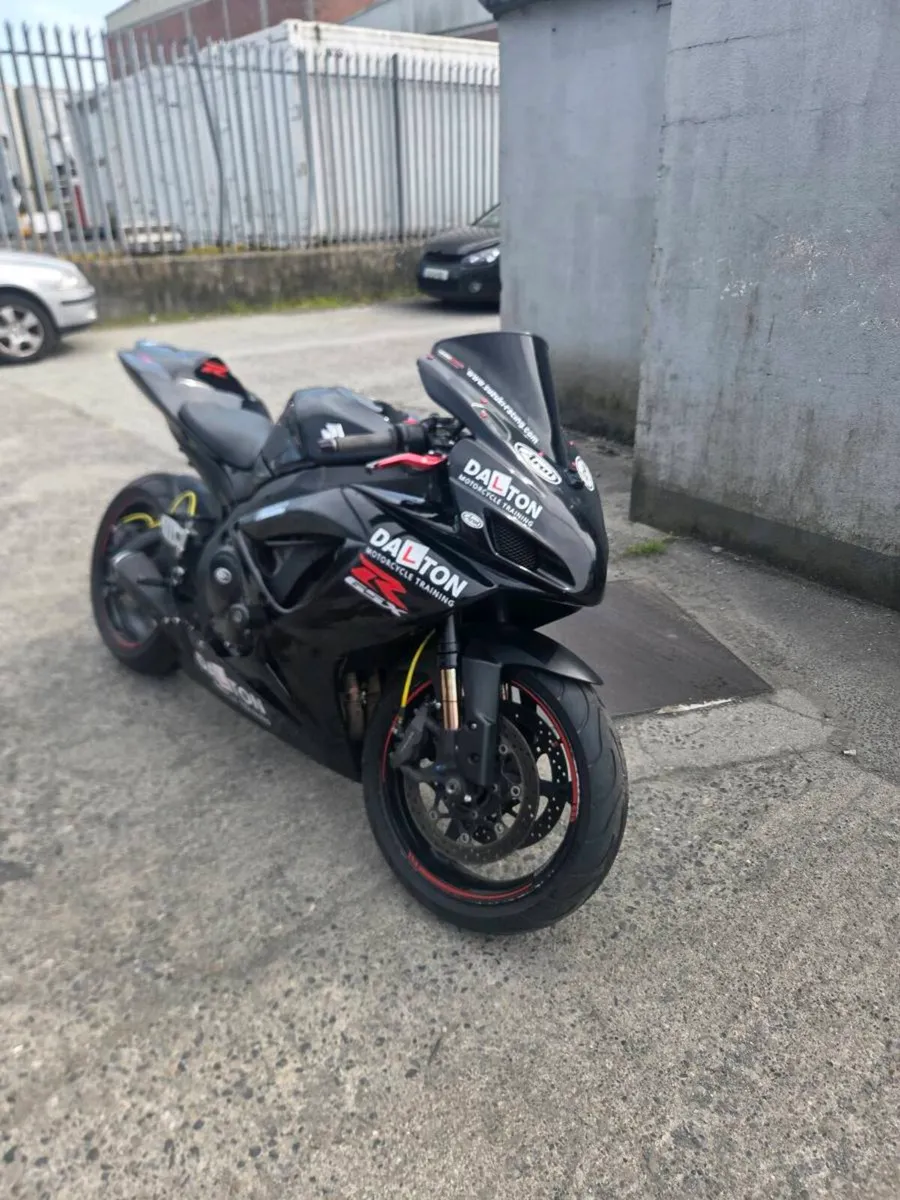 Suzuki GSXR 750 K7 track bike. - Image 2