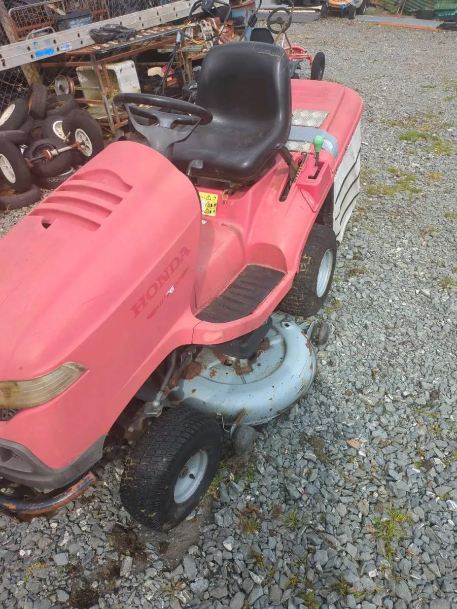 Ride on lawnmower - Image 1