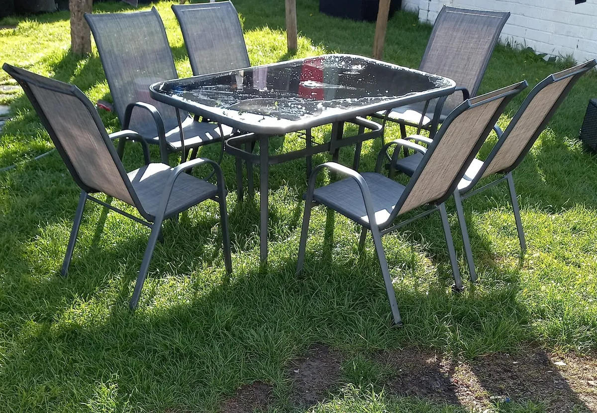 Outdoor garden table and chairs - Image 1