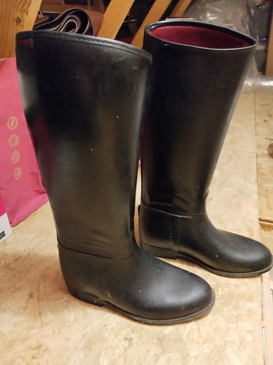 helmet, boots, jodhpurs - Image 1