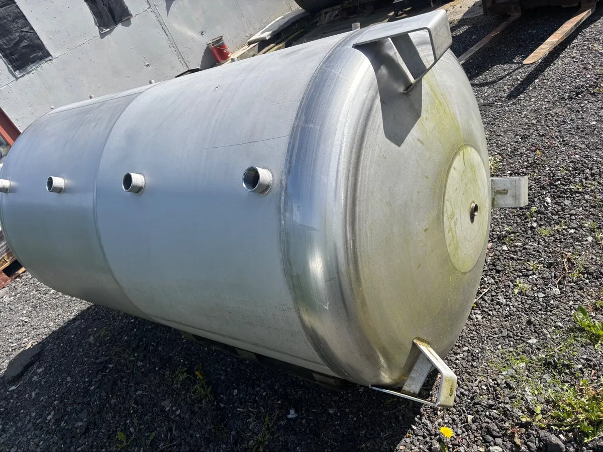 Hot water heating tank - Image 1