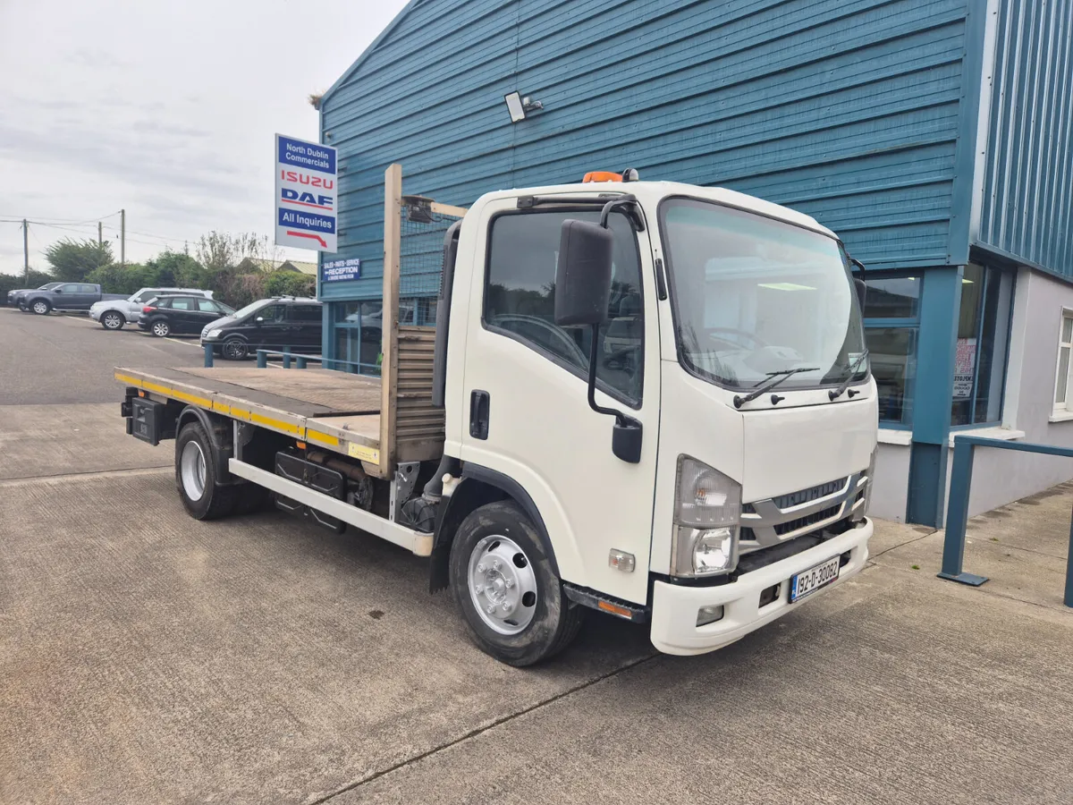 2019 ISUZU NPR 7.5TON FLAT - Image 1
