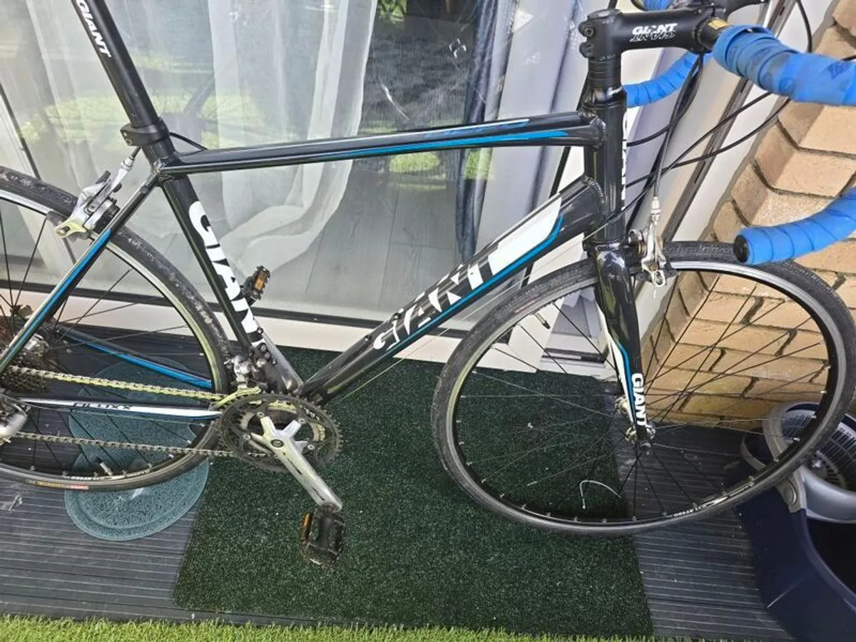 Giant Defy Road Bike - Image 1