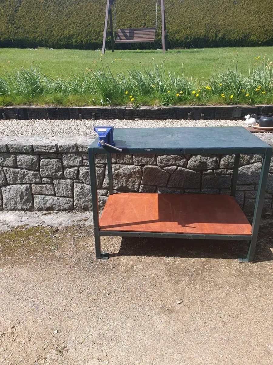 Steel vice bench with vice - Image 1