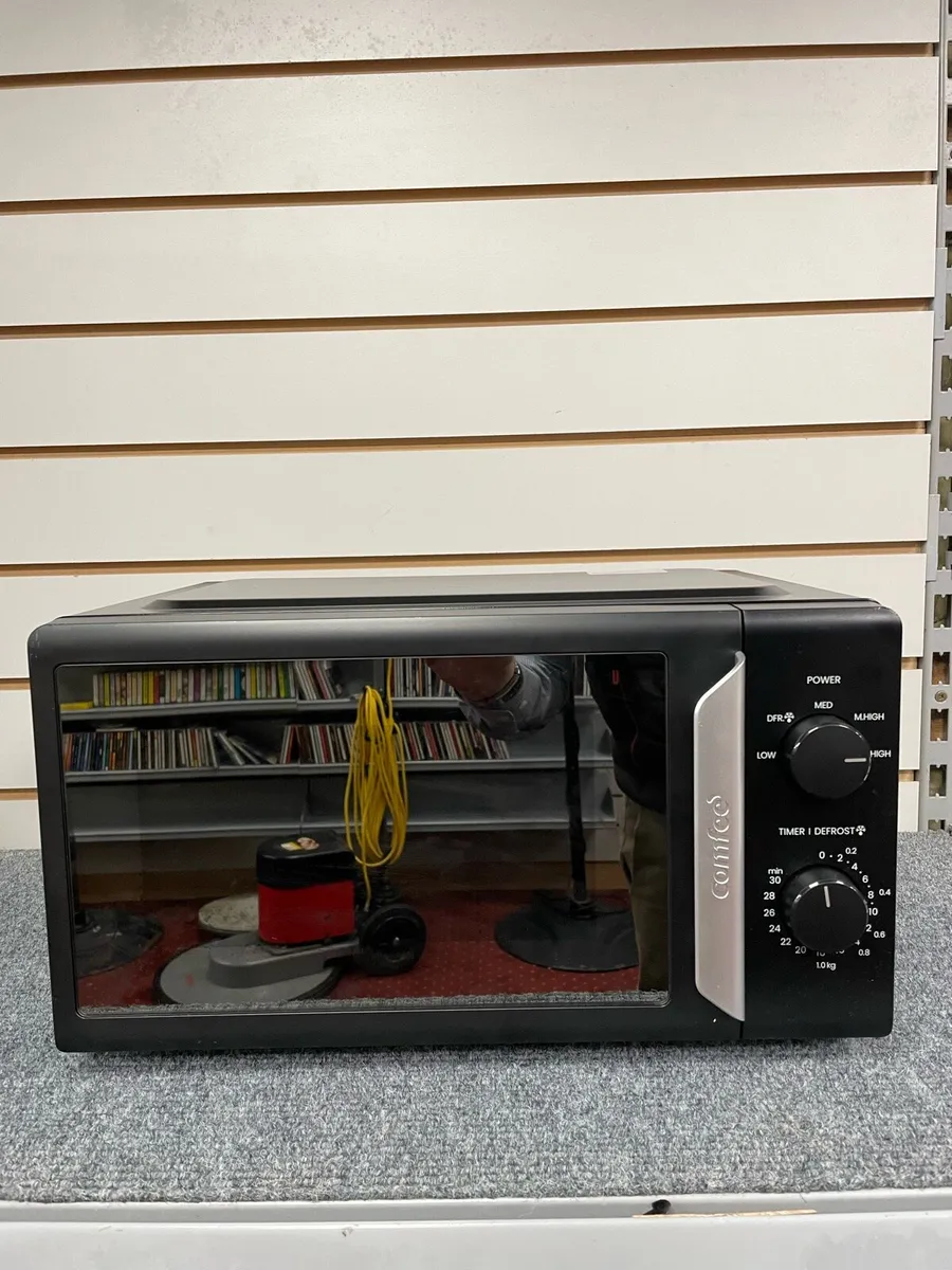 Comfee 700w Microwave - Image 1